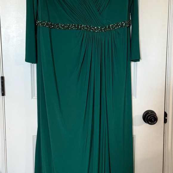 Mac Duggal Elegant Green Evening Gown Size 16W NWT - Picture 3 of 9